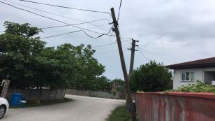 Telefon Direği Yıkılmak Üzere