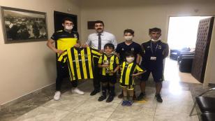 Fenerbahçeli Sporcular İmzalı Forma Hediye Ettiler