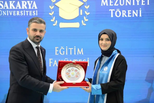 Eğitim Fakültesi Öğrencileri Keplerini Fırlattı