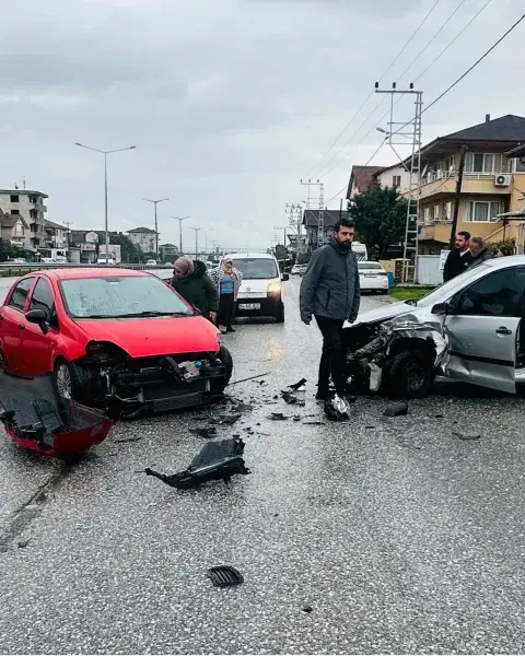 Yan yolda İki Otomobil çarpıştı