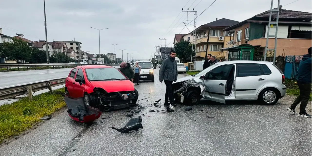 Yan yolda İki Otomobil çarpıştı