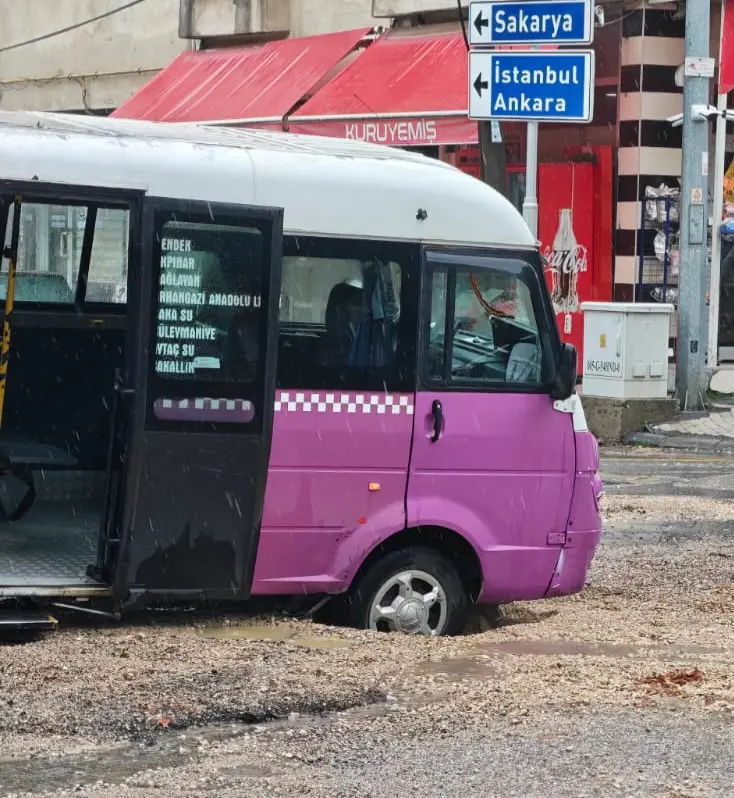 Hendek’te Yolcu Dolmuşu Çukura Düştü